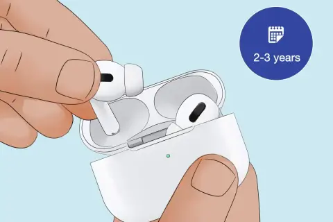 Dłoń wkłada słuchawkę AirPods do etui. Wskazówka: jak zresetować AirPods po 2-3 latach użytkowania.
