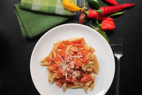 Penne arrabiata z kurczakiem – prosty przepis na pyszne danie