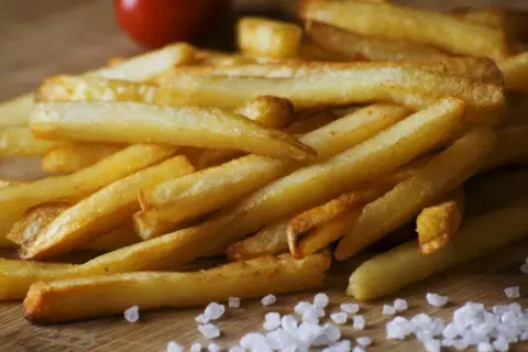 Ile kalorii mają frytki z frytkownicy beztłuszczowej? Zaskakujące fakty