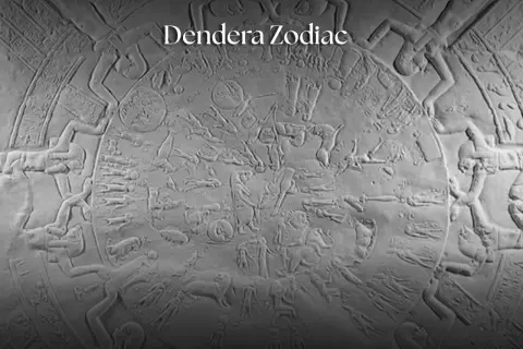 Relieve circular del zodiaco de Dendera con figuras mitológicas y animales.