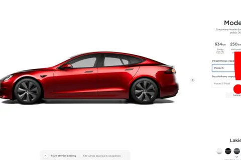 Czerwona Tesla Model S na białym tle, z widocznymi danymi technicznymi i ceną.