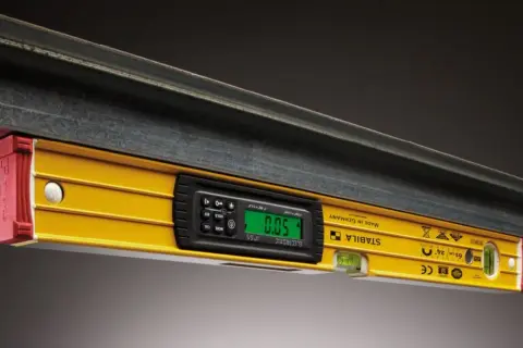 Żółta poziomica elektroniczna STABILA, jeden z rodzajów narzędzi pomiarowych, pokazuje 0.05.