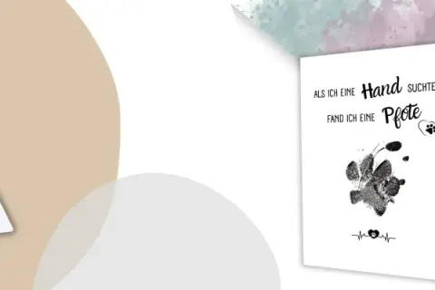 Pfotenabdruck Hund selber machen: Ein Abdruckpapier-Set und eine Karte mit Pfotenabdruck und Spruch.