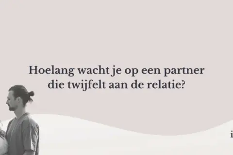 Een stel kijkt elkaar aan, de tekst vraagt: "Hoelang wacht je op een partner die twijfelt aan de relatie?".