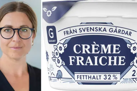Kvinna med glasögon bredvid en burk Crème Fraîche från svenska gårdar. Perfekt som alternativ till gräddfil istället för creme fraiche i matlagning.