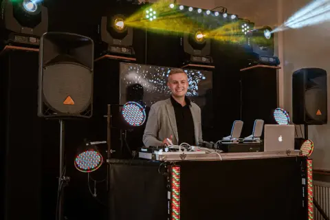 Ile kosztuje DJ na studniówkę? Sprawdź ceny i ukryte wydatki
