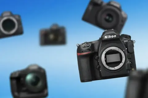 Kilka aparatów lustrzanych Nikon, w tym D850, unoszących się na niebieskim tle. Idealne, by zacząć przygodę z fotografią.