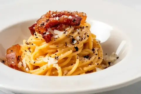 Pyszne spaghetti carbonara, idealne na szybki obiad. Ten przepis na carbonara zachwyci każdego!
