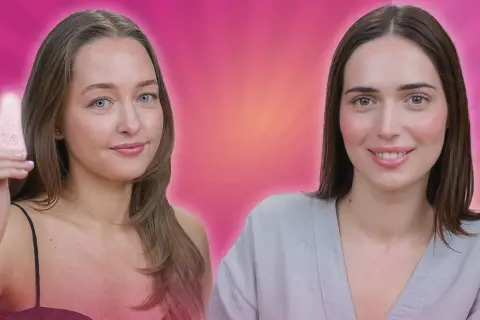 Dwie kobiety na różowym tle. Jedna z nich trzyma różowy kamień do masażu gua sha.
