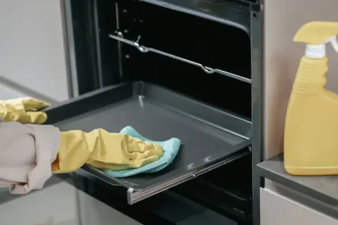 Rękawiczki i ściereczka czyszczą wnętrze piekarnika Whirlpool 6. Zmysł czyszczenie to klucz do lśniącej kuchni.