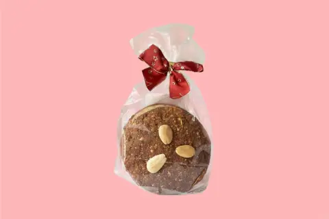 Ein Elisenlebkuchen, verpackt mit roter Schleife, erzählt eine süße Elisenlebkuchen Geschichte.