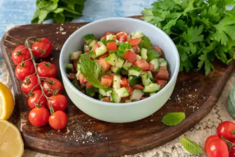 Gurken-Tomaten-Salat: Einfaches Rezept, Tipps & Ideen für den Sommer
