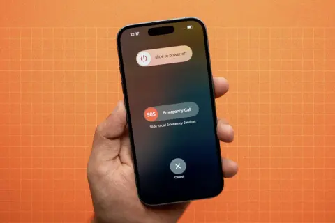 Dłoń trzyma iPhone'a z ekranem wyłączania. Dowiedz się, jak wyłączyć iPhone bez dotyku, naciskając przyciski.
