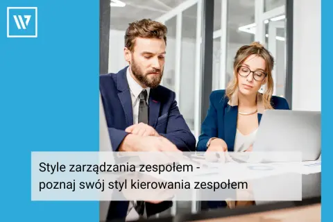 Dwóch menedżerów analizuje dokumenty przy biurku. Poznaj swój styl kierowania zespołem.