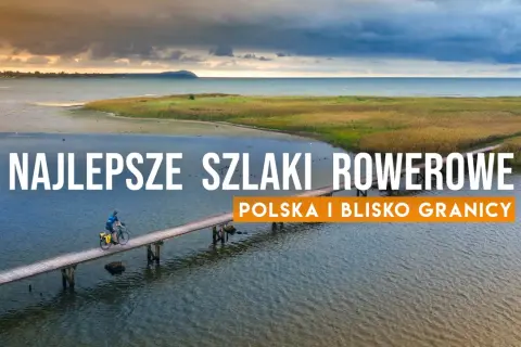Rowerzysta przemierza drewniany pomost nad jeziorem, odkrywając najlepsze trasy rowerowe wokół jeziora w Polsce.