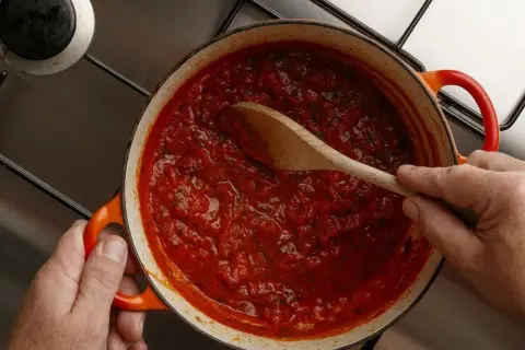 Idealny sos do pizzy jak z pizzerii: Prosty przepis i sekrety