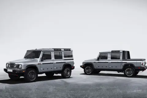 Dwa samochody terenowe INEOS Grenadier: wersja kombi i pickup, prezentują swoją solidną konstrukcję.