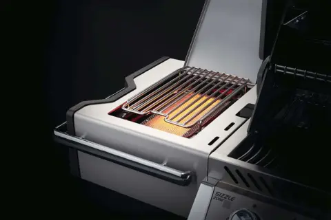 Edelstahl-Grillrost über glühender Sizzle Zone. Einfach zu reinigen für perfekten Grillgenuss.