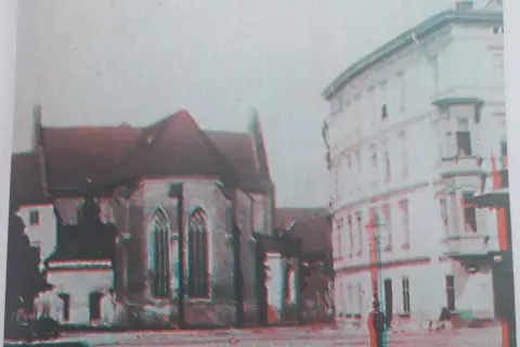 Widok placu z kościołem i kamienicą. Efekt przestrzenny dzięki technice fotografia stereoskopowa.