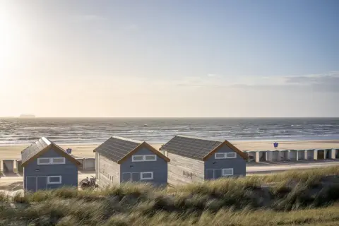 Urokliwy dom nad morzem sprzedam. Trzy szare domki na plaży, morze, piasek i wydmy. Idealne miejsce na wypoczynek.