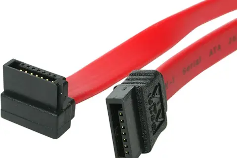 Czerwony kabel SATA z czarnymi złączami, gotowy do podłączenia dysku. Różnica między ATA a SATA jest widoczna w złączach.