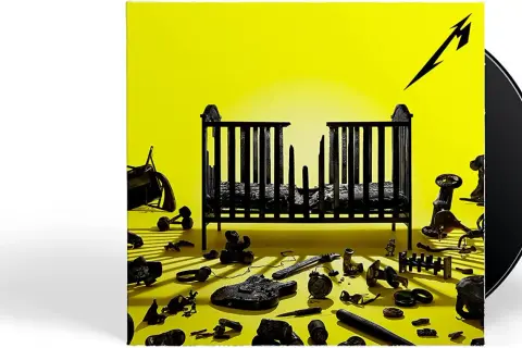 Okładka albumu Metallica "72 Seasons" z czarnymi zabawkami i zniszczonym łóżeczkiem na żółtym tle.