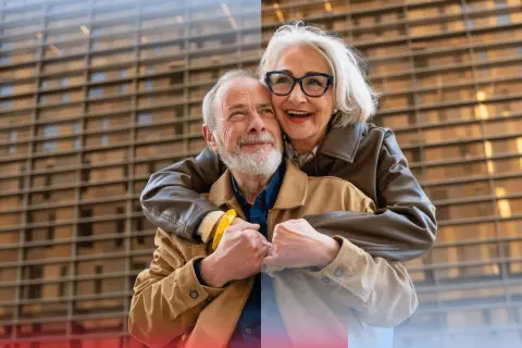 Szczęśliwa para seniorów, symbol bezpieczeństwa finansowego i przyszłości dzięki PKO BP IKE obligacje.