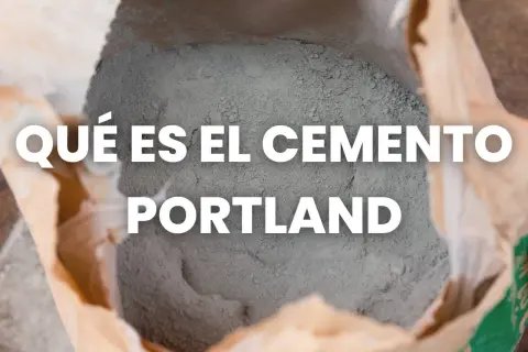 Bolsa abierta de cemento gris, con texto superpuesto: "QUÉ ES EL CEMENTO PORTLAND". Explora la diferencia entre cemento y cemento portland.