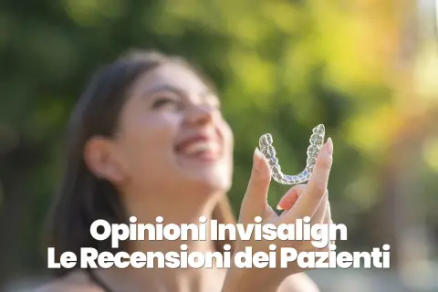 Ragazza sorridente mostra un aligner trasparente. Leggi le opinioni Invisalign: le recensioni dei pazienti.