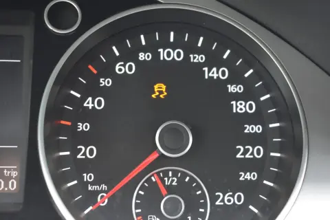 Cruscotto auto con spia ESC accesa, indicante un problema al sistema di controllo stabilità. Velocità a 0 km/h.