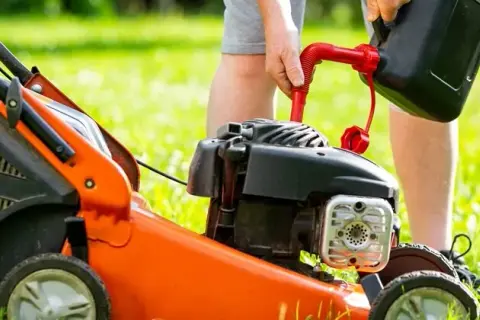 Ile oleju do kosiarki NAC? Poznaj odpowiednią ilość dla swojego modelu