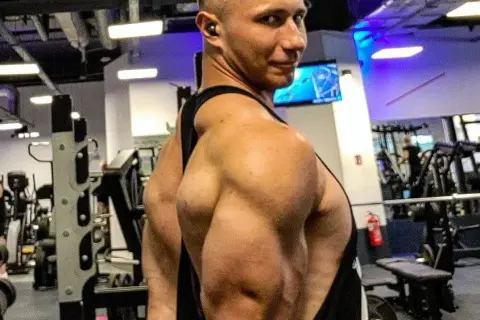 Ile powinien trwać trening siłowy na redukcji, by uniknąć błędów?