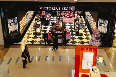 Sklep Victoria's Secret z mgiełkami i perfumami, z czarno-białą szachownicą na podłodze.