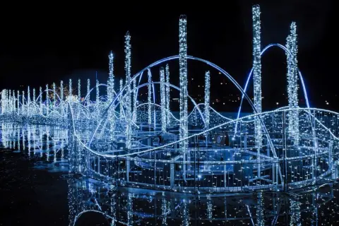 Niebieskie iluminacje tworzą świetlisty, nowy świat w Warszawie. Konstrukcje z lampek odbijają się w wodzie, tworząc magiczny widok.