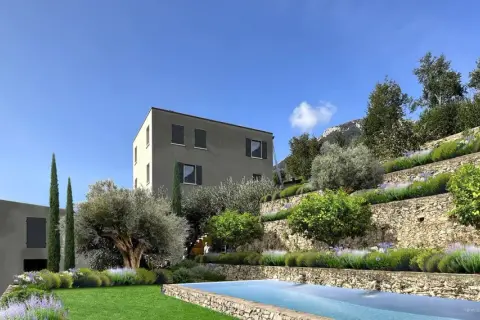 Moderna limonaia struttura con piscina e terrazzamenti fioriti.