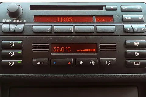 Wyświetlacz klimatyzacji BMW pokazuje 32°C. Włączam nawiew, by poczuć przyjemne, zimne powietrze z nawiewu.