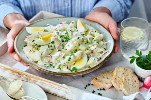 Ein köstlicher Spargelsalat mit Eiern und Radieschen, perfekt für ein leichtes Mittagessen. Dieses Spargelsalat Rezept ist ein Genuss!