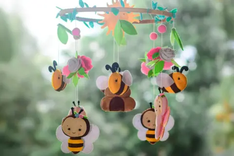 Ein niedliches Mobile zum Thema Bienen und Blumen, perfekt zum mobile basteln für das Kinderzimmer.