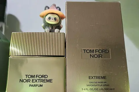 Urocza figurka na flakonie Tom Ford Noir Extreme Parfum. Złote opakowanie i korek dodają elegancji.