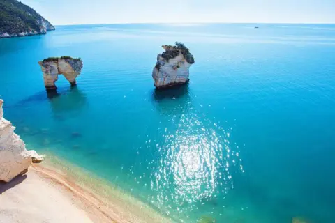 Scogliere bianche e mare turchese, un angolo di paradiso tra le spiagge più belle d'Italia.