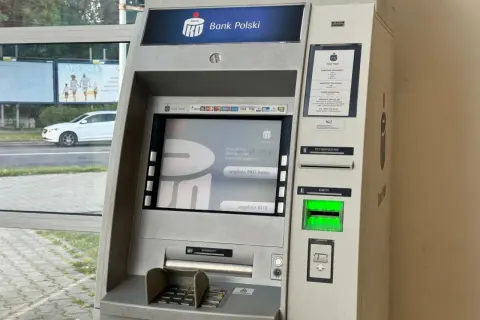 Bankomat PKO BP umożliwia pko bp wpłata gotówki w oddziale. Wygodnie wpłacaj pieniądze bez kolejki.