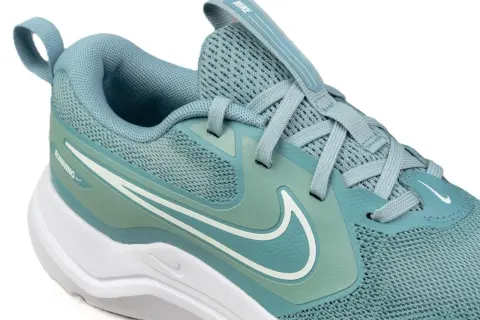 Turkusowe nike free run damskie z białym logo i podeszwą. Idealne do biegania i codziennego użytku.
