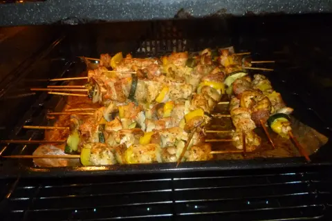 Szaszłyki: Sekret soczystego mięsa. Przepis i triki na grill i z piekarnika