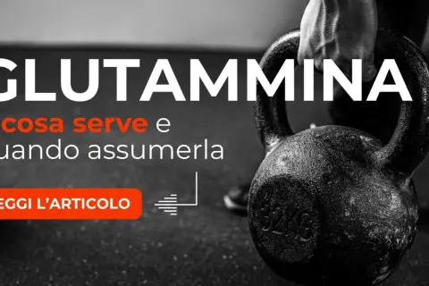 Glutammina: scopri quanta assumerne al giorno per ottimizzare i tuoi allenamenti. Kettlebell in primo piano.
