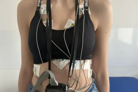 Osoba z elektrodami na klatce piersiowej i brzuchu, przygotowana do badania ekg serca.