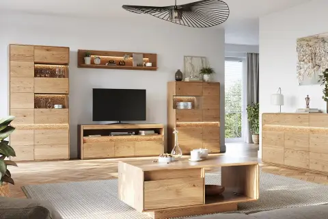 Nowoczesny salon z meblami z litego drewna. Ciepłe **kolory drewna** podkreślają naturalne piękno i tworzą przytulną atmosferę.