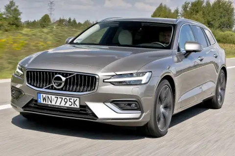 Szary Volvo V60 T5 w ruchu drogowym, z widocznym kierowcą.
