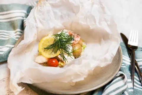 En läcker torsk i foliepaket med potatis, räkor, citron och dill. Enkelt och gott!