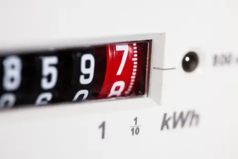 Zbliżenie na licznik przedpłatowy Energa z widocznymi cyframi 8597.