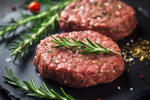 Jak przyprawić mięso wołowe na burgery, aby były soczyste i pyszne